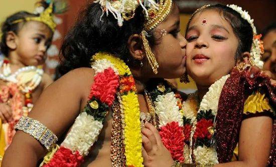 儿童节花样百出!新加坡给大人放假、西班牙糖果游行、巴西要挨针、英国“打”老师