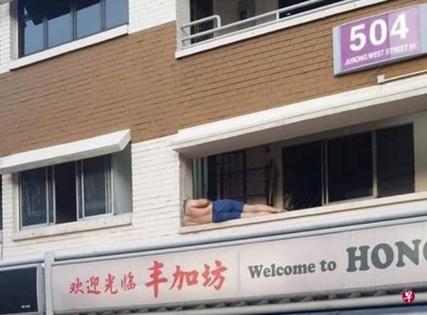 男子赤裸上身 危躺组屋二楼围墙