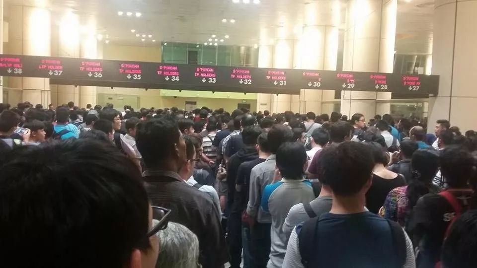 中学生被新加坡警察送到学校,因为睡过头了……