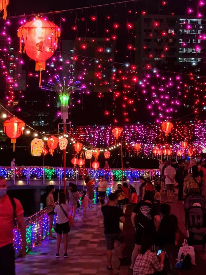 春節換裝添喜氣!Bukit Panjang浮動步道開啓新春模式🧧氣派燈籠陣、炫彩裝飾亮燈啦