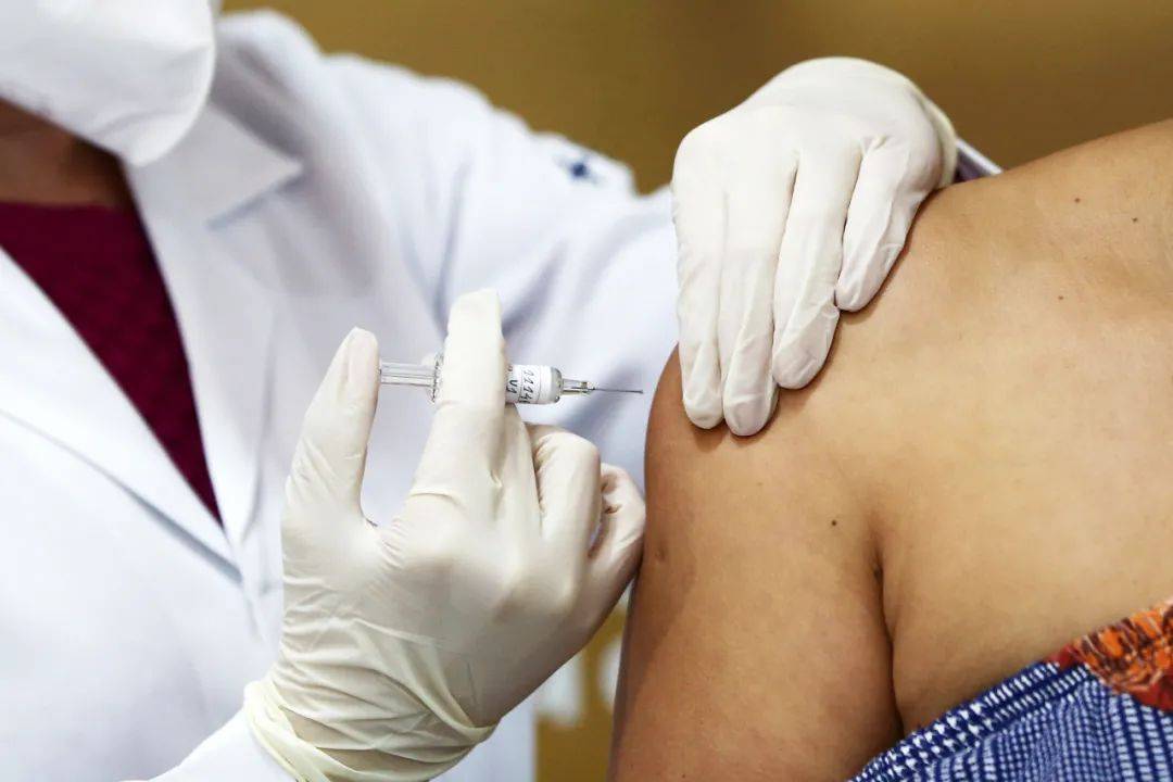 春苗行动来了！中国为海外同胞接种新冠疫苗！新加坡免隔离旅游有望