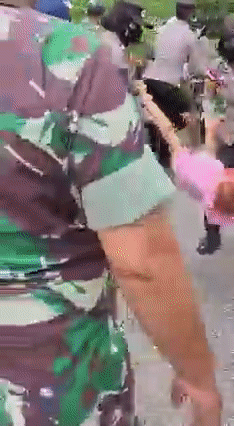 實拍！房屋被毀、老婦被強硬拖走，巴淡島住戶向新加坡求助