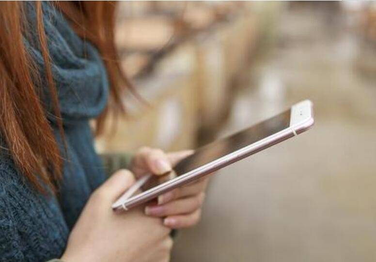 女傭新加坡拍攝老翁洗澡引熱議,或限制女傭用手機