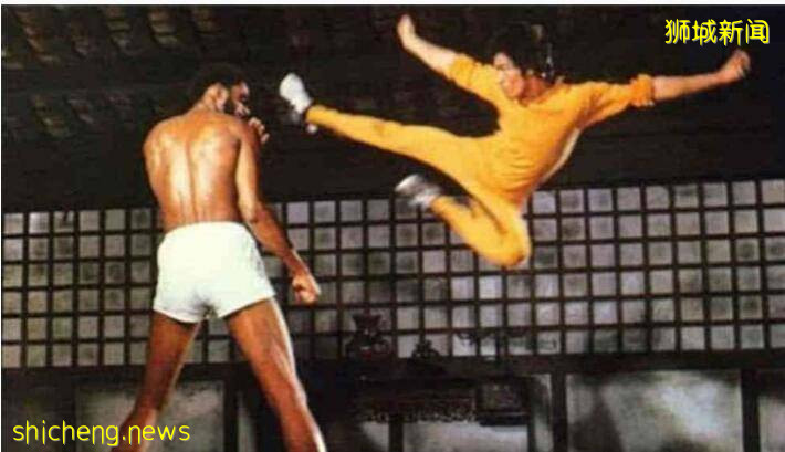 新加坡街頭驚現李小龍經典“飛踹”！不好意思！警察叔叔請你去一趟！