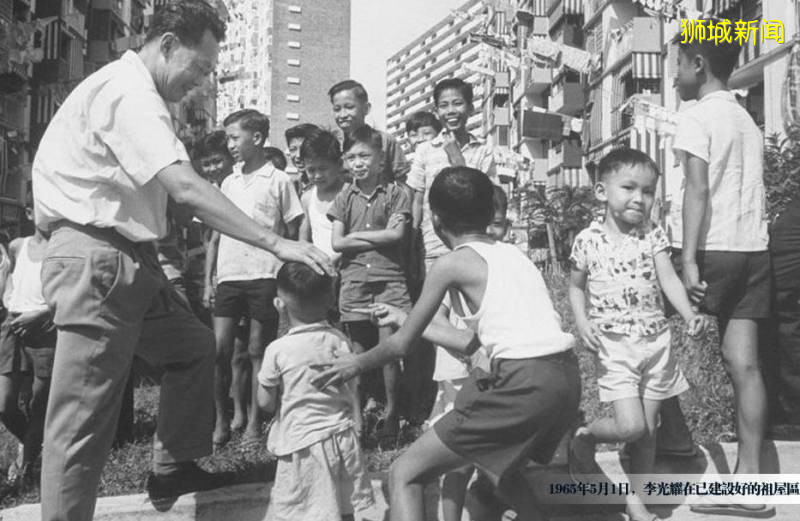 坦克、戰鬥機、傘兵出動!55年了,新加坡終于讓全世界感動哭泣