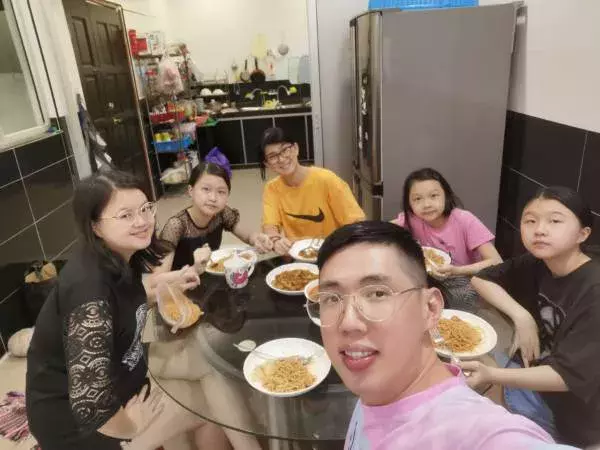 陸路VTL回馬 3歲女見父母獻大擁抱