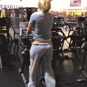 小时候玩的脱裤子游戏在新加坡场景再现!结果杯具啦