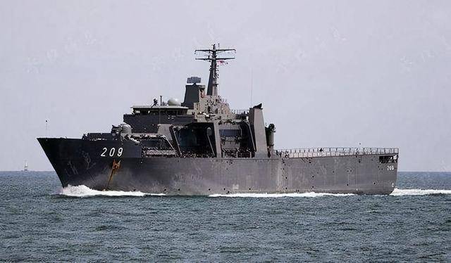 新加坡占了个好位置和堪称精锐的海军