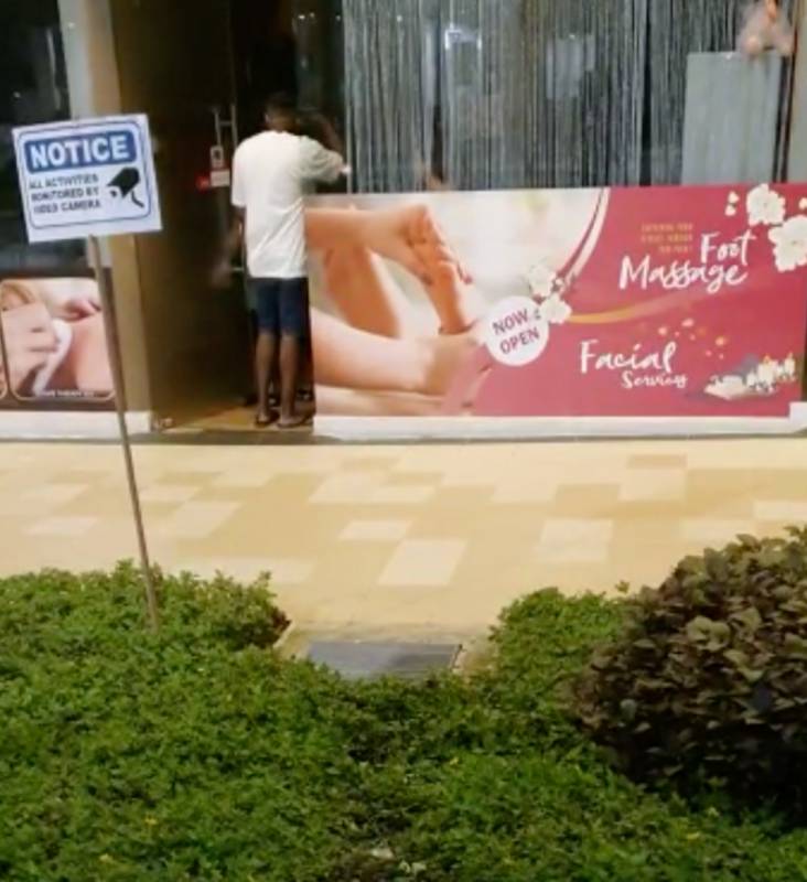 新加坡這個公寓區出現色情按摩院!婦女投訴,老公被強行拉扯
