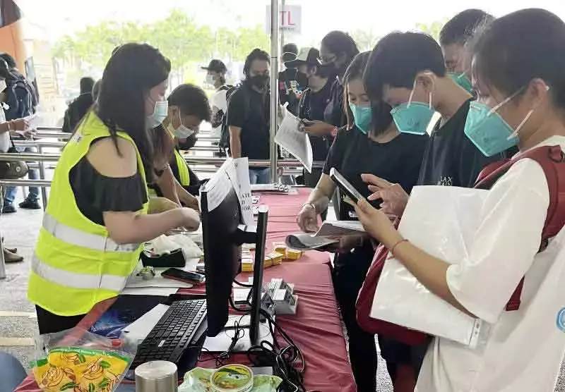 新马VTL通融一家四口 准买车票 回马奔丧