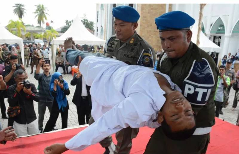 实拍!印尼19岁男子被当街鞭刑146下!打得比新加坡还狠