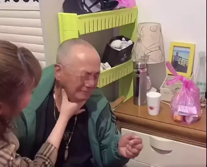 尴尬！新加坡六旬老人吵架吵到大打出手