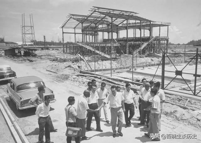 新加坡70%是华人，为何一独立便废除汉语？李光耀：汉语有个缺点