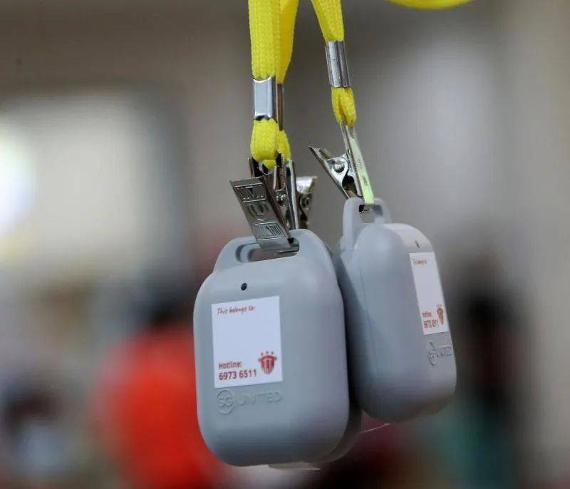 新加坡政府強制以“合力追蹤”攜手防疫器或應用進行SafeEntry進行登記，逾30萬人已領“合力追蹤”防疫器