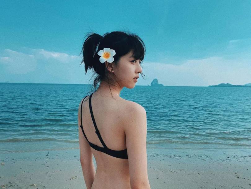 她被稱爲新加坡“蘋果女神”，畢業于北京電影學院，出演過《九州・海上牧雲記》