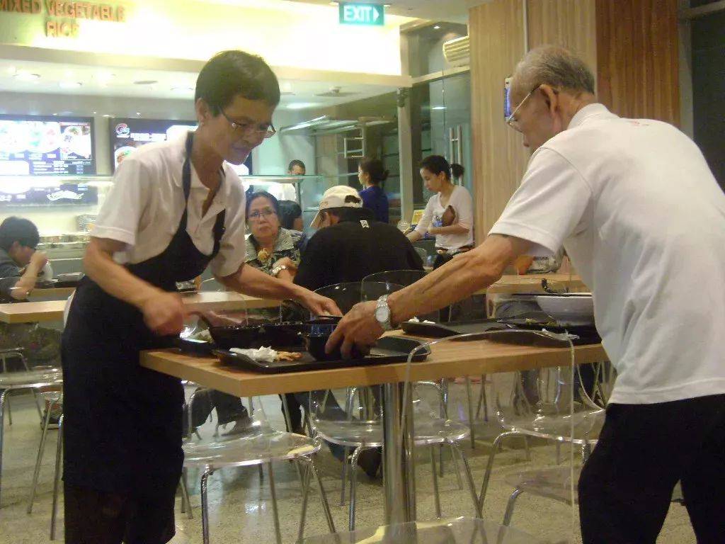 新加坡为什么这么多老年人在街头卖纸巾？每个月卖多少钱才能养活自己
