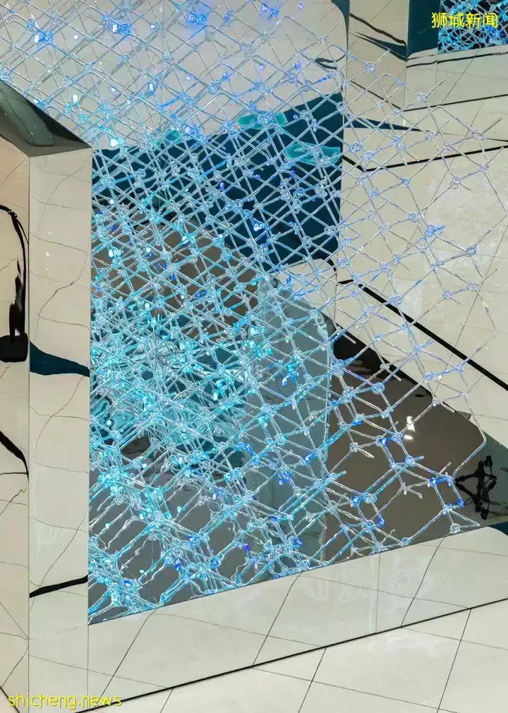 Marina Square全新免費展覽，打造可互動多感官裝置！螢光藍立方體好漂亮😍