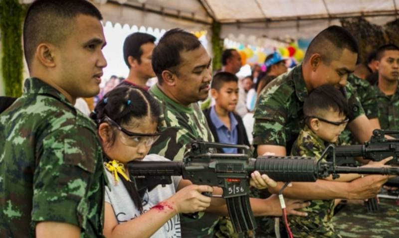 儿童节花样百出!新加坡给大人放假、西班牙糖果游行、巴西要挨针、英国“打”老师