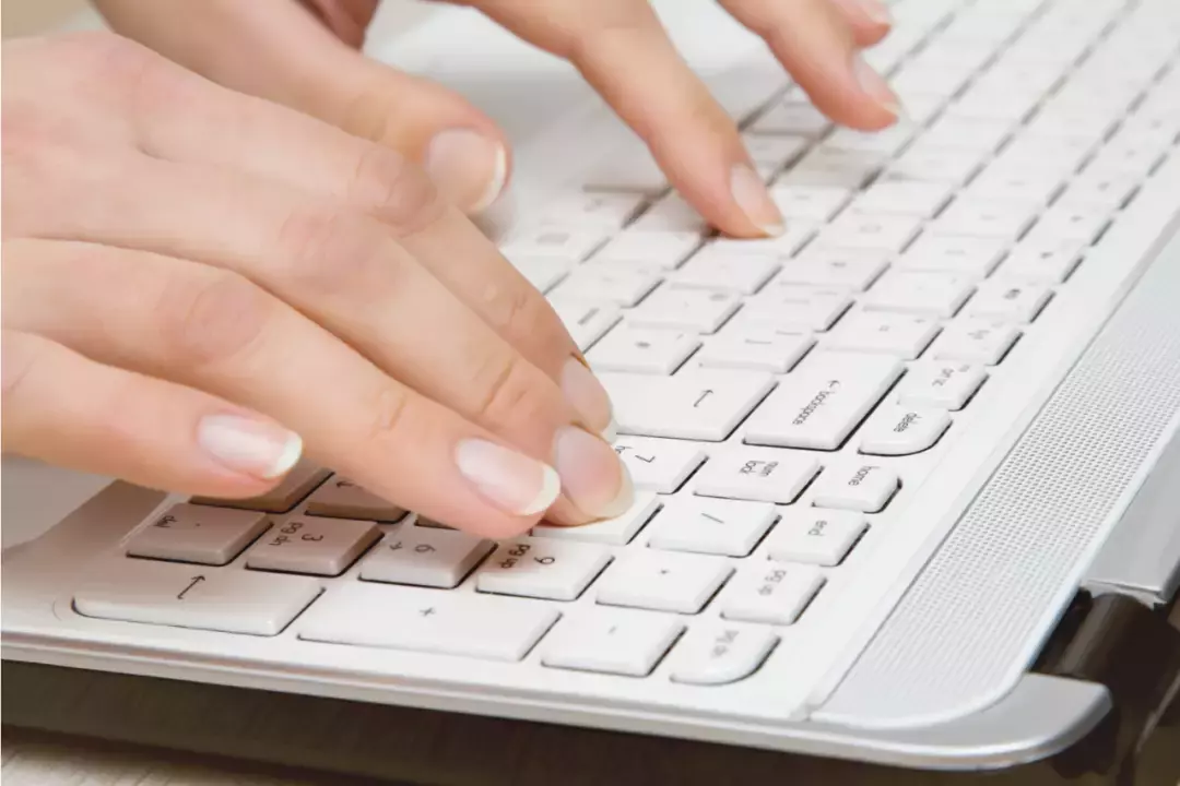 一波三折！加了10個中介＋面試N次，好不容易請到女傭，她卻進了新加坡警察局