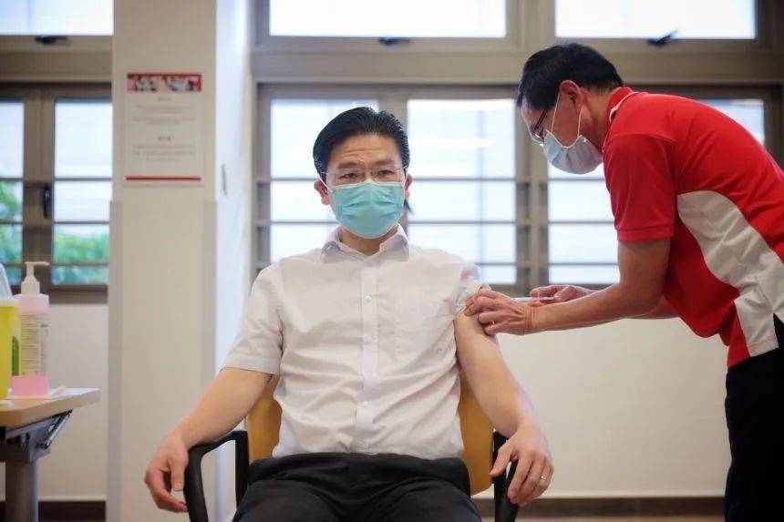 新加坡抗疫组长撸起袖子开打,劝大家不要等“某疫苗”了