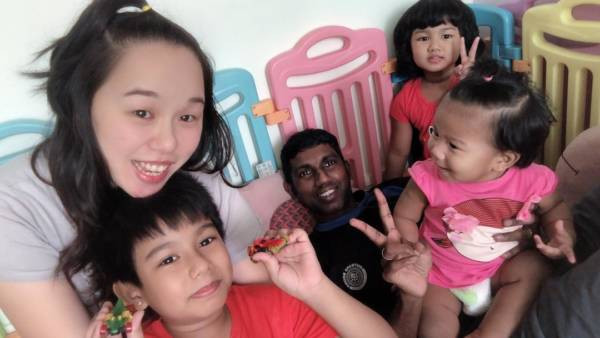 ◤肺炎疫情◢ 一家五口新加坡團圓 孩子興奮不已 父母感動落淚