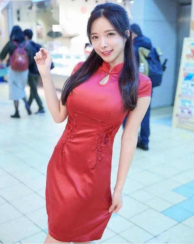 24岁新加坡DJ小姐姐蓝星蕾,穿旗袍尽显魔鬼身材