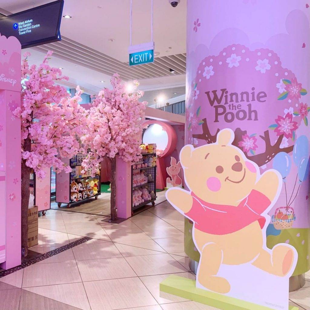 粉色风暴袭入商场💥 Suntec City迪士尼樱花主题快闪展览！独家限量款周边+经典卡通人物立牌😍 