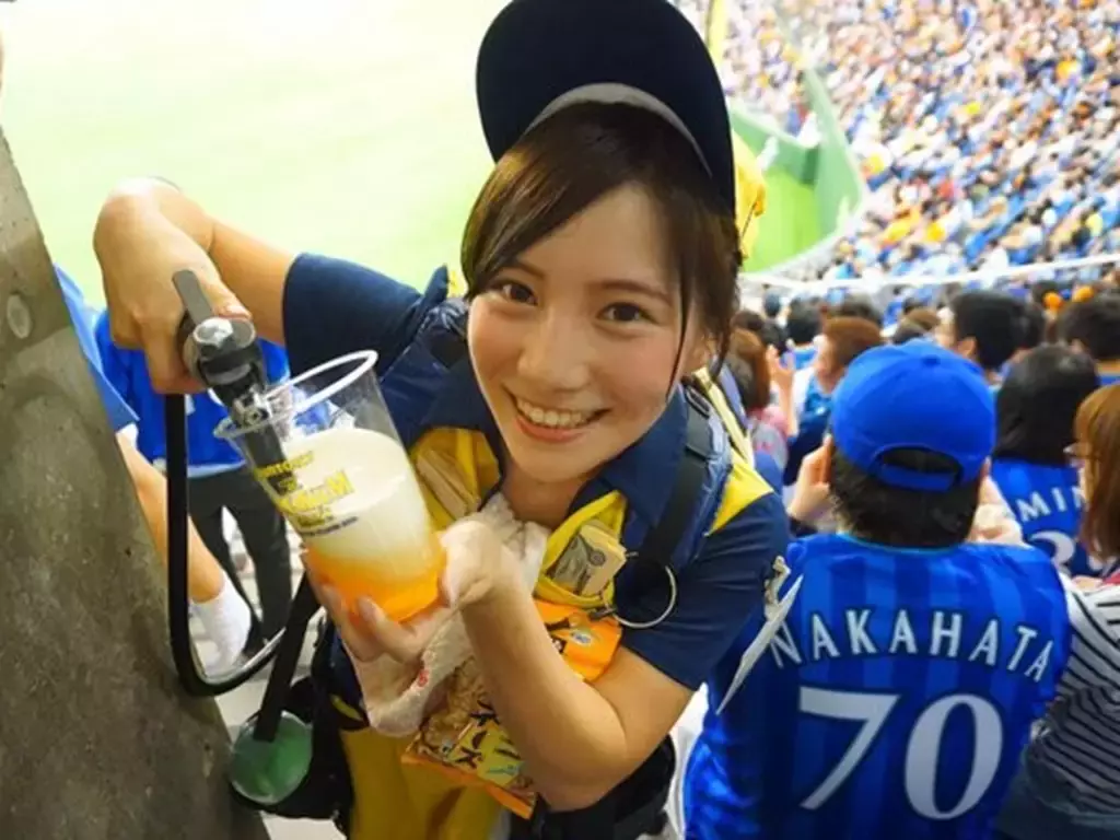 泰国美女街头无“罩”半裸卖煎饼！新加坡也出现过