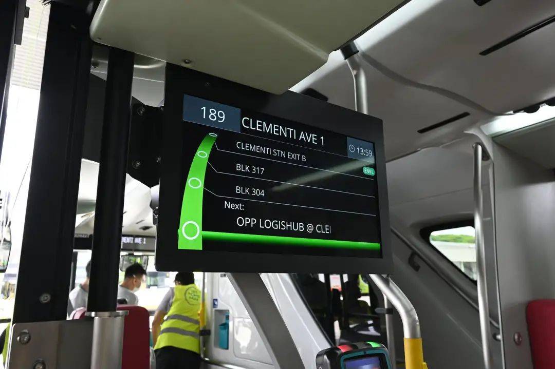 新加坡双层巴士出新款!两个楼梯三个门!100辆今年内上路