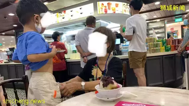 妇女食阁众目下用瓶子给男童尿尿 网骂：不能接受