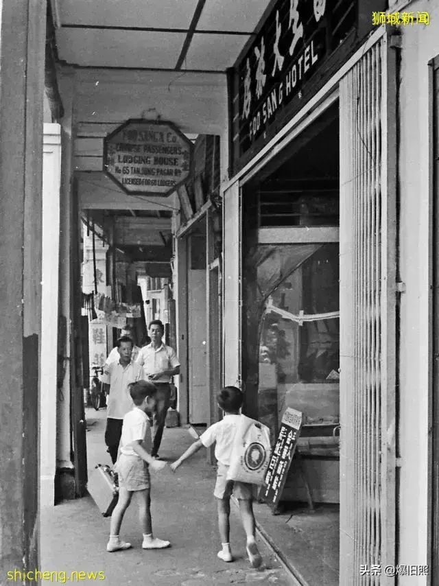 45 張照片,捕捉 1971 年新加坡的街景,來尋找中華文化的痕迹吧