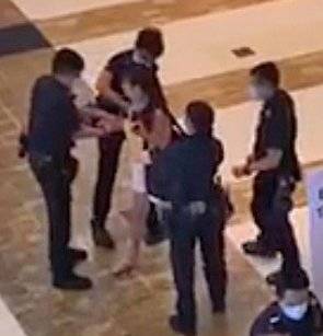 广场内突泼汤咬人  刁妇被捕