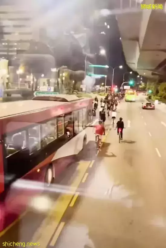 真是不要命!逾百屁孩危騎 玩命摸巴士爆粗