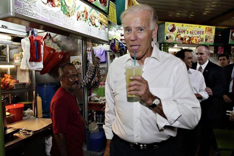 李顯龍發文祝賀拜登！拜登曾在新加坡街頭閑逛，買了一杯甘蔗汁