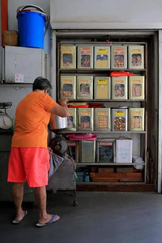 新加坡居然有設在有地私宅區、地下防空壕的老牌雜貨店,你見識過嗎