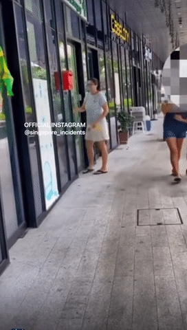 曝光!新加坡这个诊所员工猛踹婴儿车,飞出2米!网友竟力挺