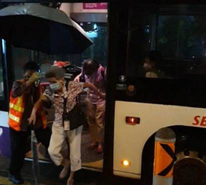 点赞!SMRT公交车队长大雨中给小孩撑伞、挪婴儿车