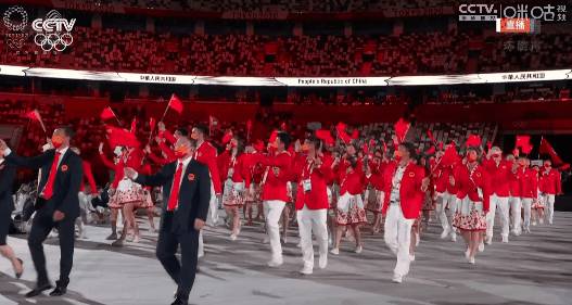 全网群嘲：东京奥运开幕式像阴间！设施简陋、开除导演乱透了！中新选手惊艳出场