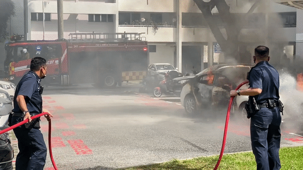 現場淒慘！新加坡白色車輛突然起火，1人死亡