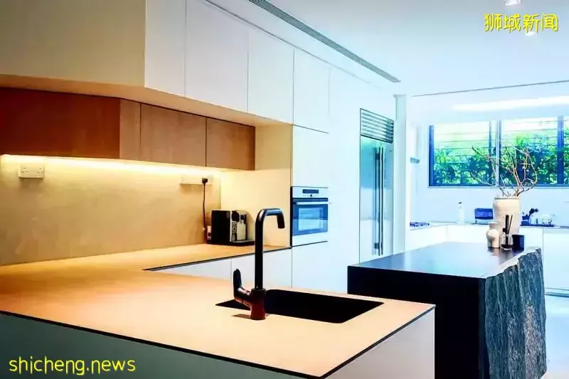 王冠逸入住新加坡新居,兩層樓半房子打造成白雪宮