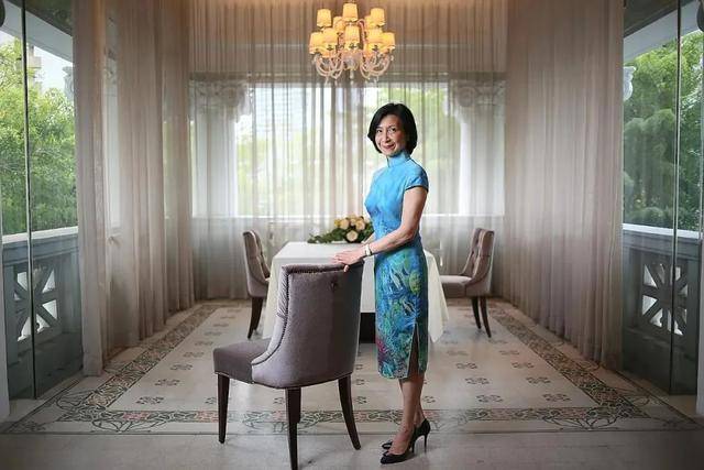 新加坡福布斯富豪榜唯一的女性！坐擁20層豪宅，旗袍當戰袍，人生最大的奢侈是不留遺憾