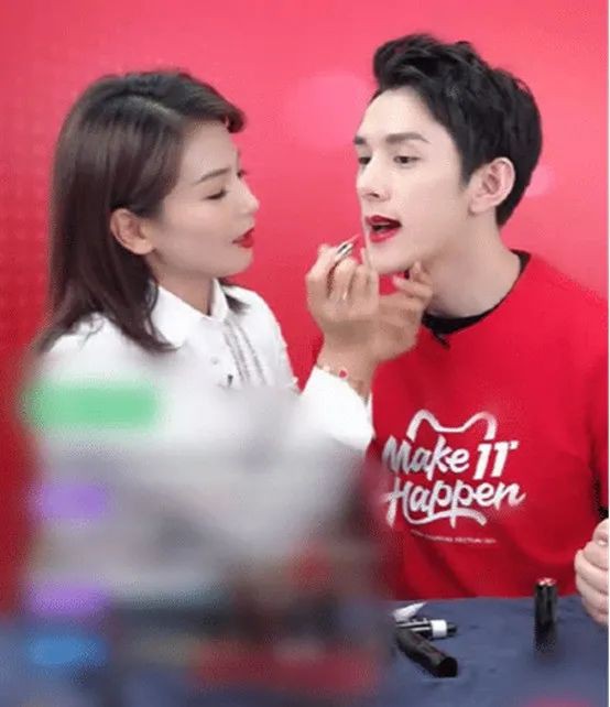 李佳琦来了?身穿金袍做乩童,烧金纸