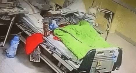 印尼淪陷!日增近4萬例、上千人死亡!警察扮鬼、民衆搶牛奶,新加坡送救援物資