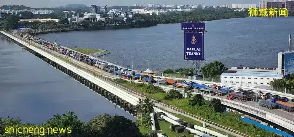 堵堵堵!新加坡的周末实在太堵了,这个地方人和车排长队