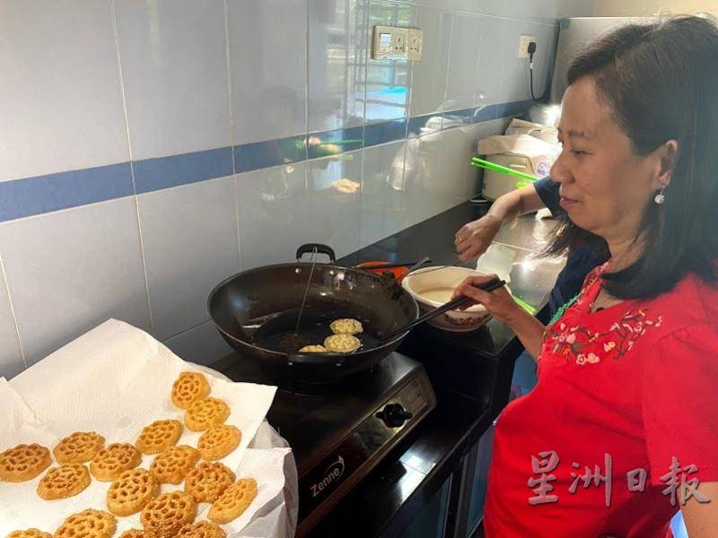 分隔馬新無法團聚 母女互送年餅解鄉愁