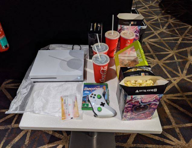 4个朋友包下Funan GV电影院，为了玩3小时Xbox游戏 