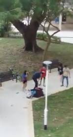 9名青年组屋楼下打群架，现场混乱！警察都拦不住