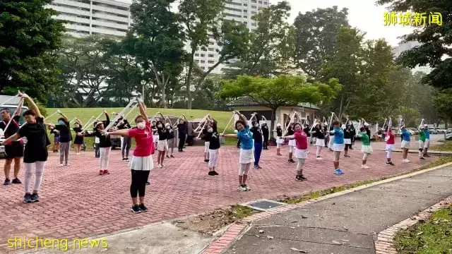 90岁阿嬷每日到公园做拉伸操 提倡健康慢老 无病到老