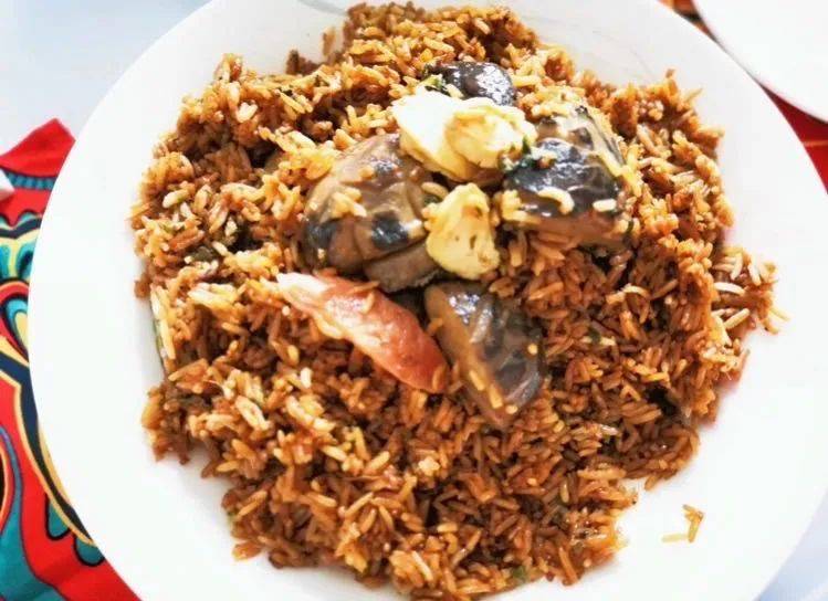 捞鱼生都要戴口罩了?外带回家不香吗