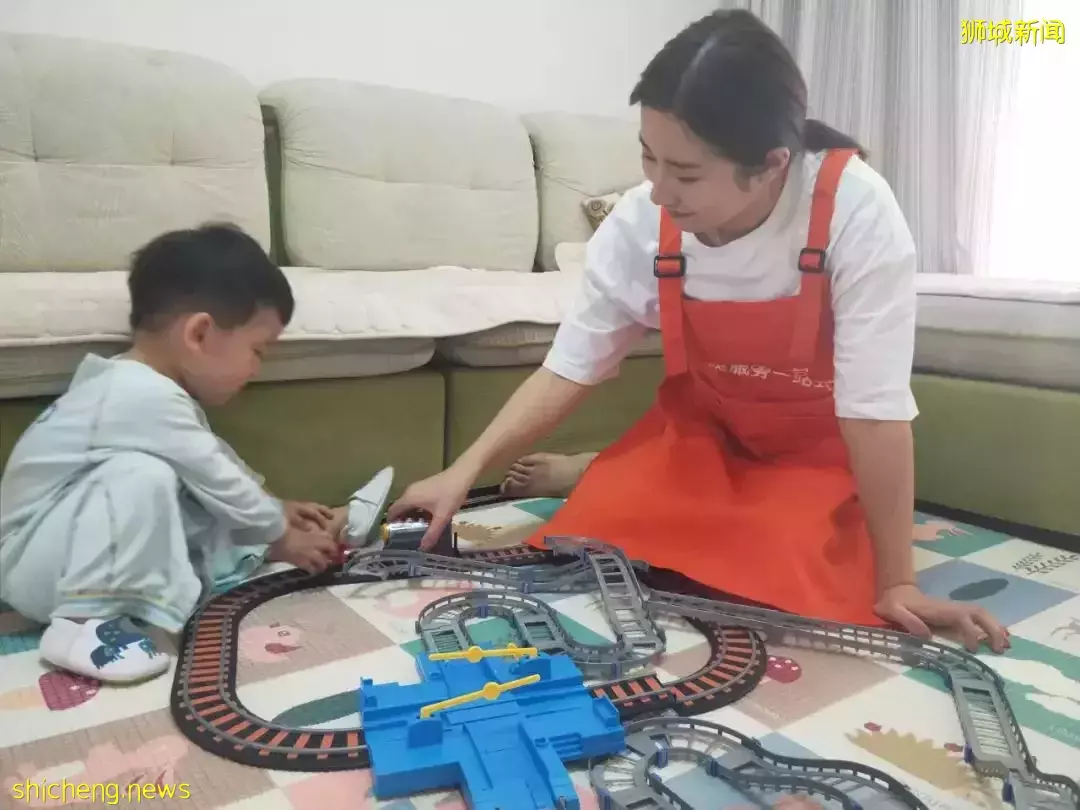 妈妈下班晚没人接娃怎么办,新加坡政府又出手了,实在太贴心